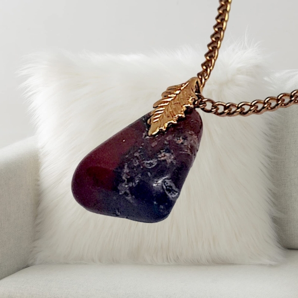 .👣4/$20. Natural Burgundy Stone Pendant with Gold Tone Necklace - Picture 7 of 7